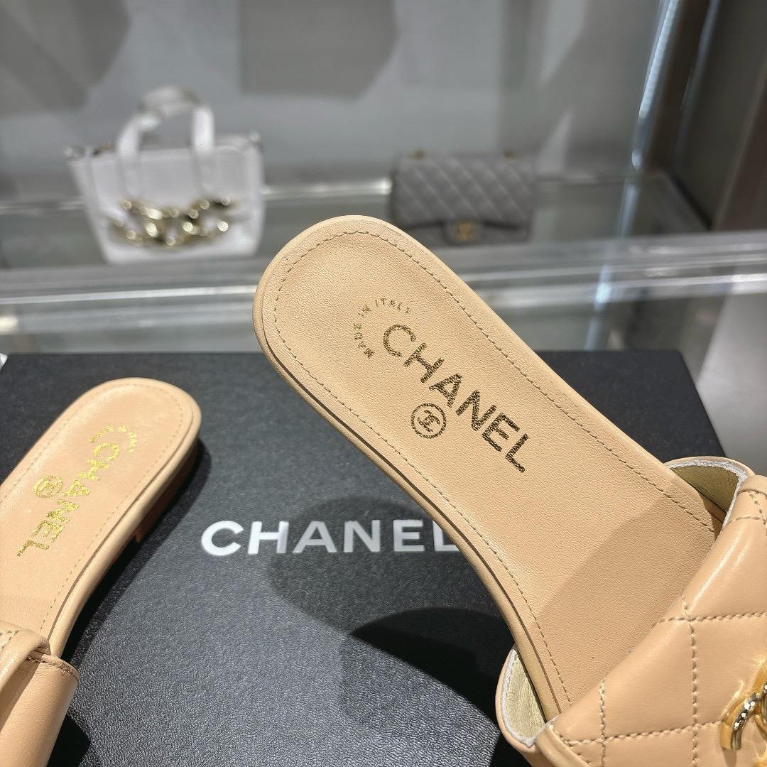 Quilted Slip-On Flat Sandals