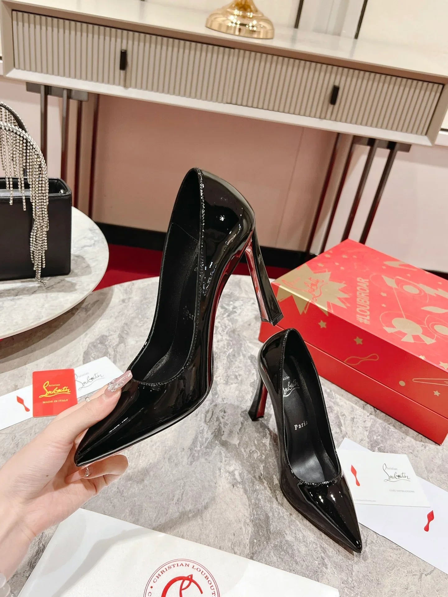 Black Pointed-Toe Pumpss