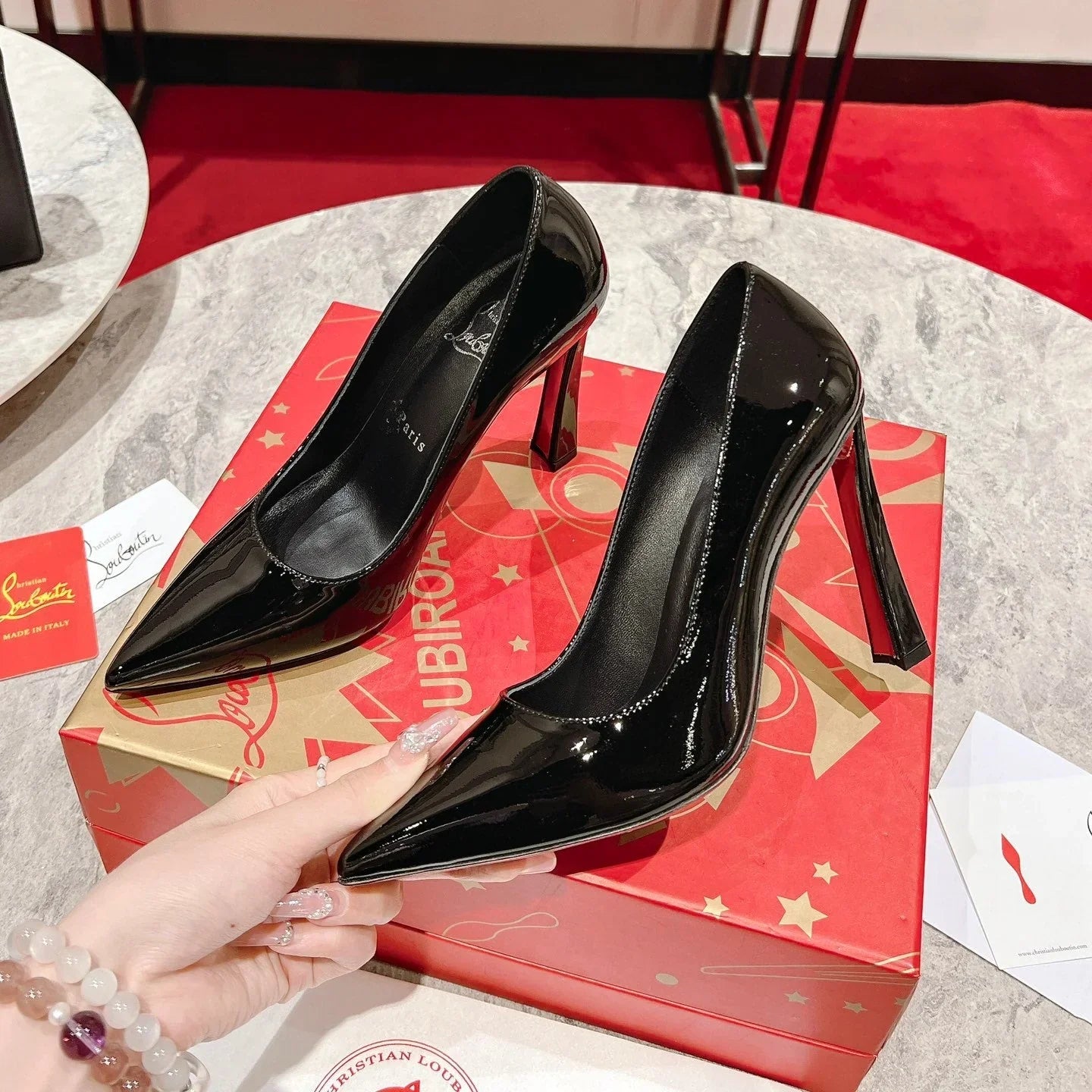 Black Pointed-Toe Pumpss